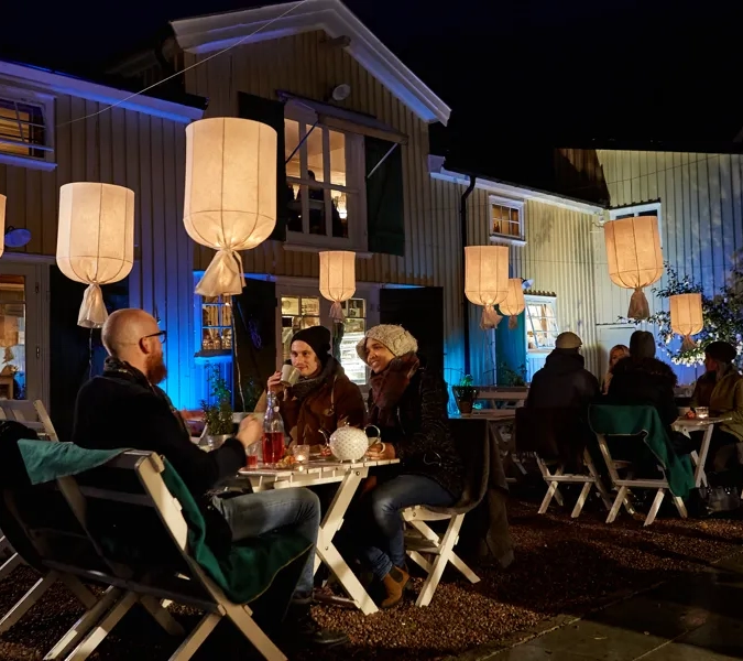 Vänner fikar i Alingsås