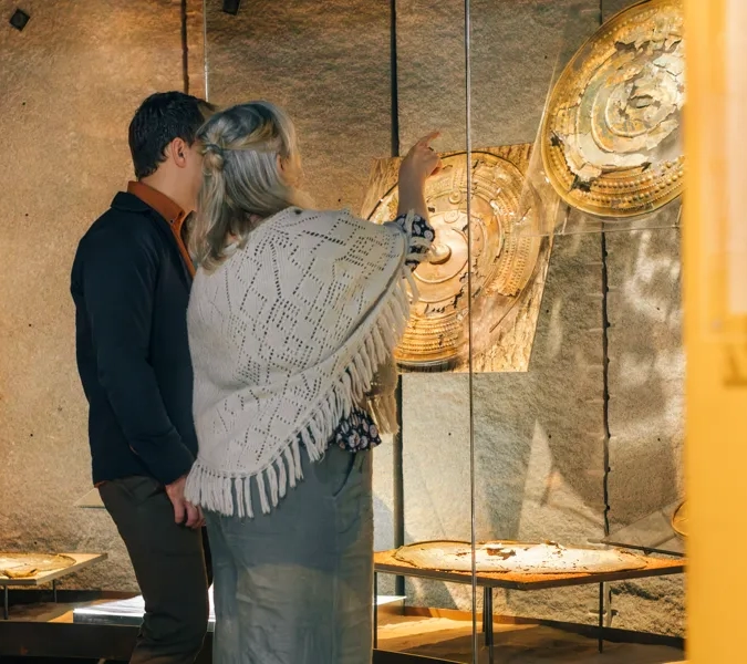 Museibesökare tittar på en historisk utställning.