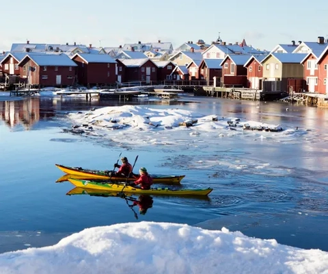 två personer som paddlar kajak