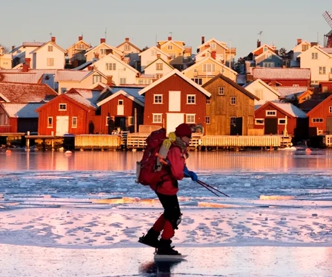 Person åker skridskor i skärgården