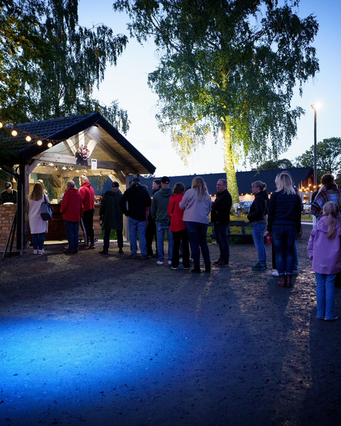 Bild på personer som väntar i kö till mat