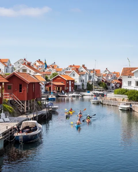 En gruppe mennesker som ror en båt nedover en elv.