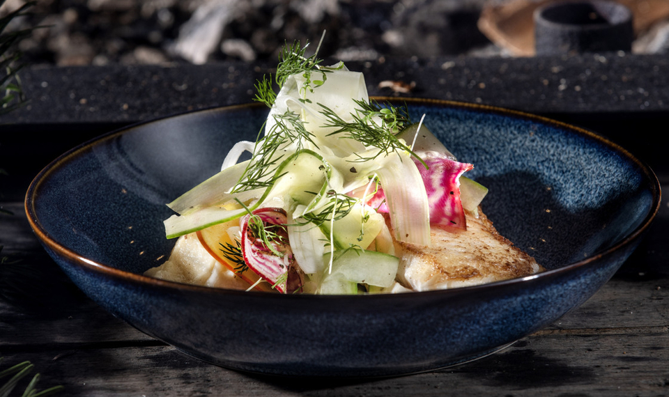 Fisk och grönsaker på tallrik