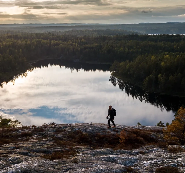 En man som vandrar på Sörknatten i Dalsland.