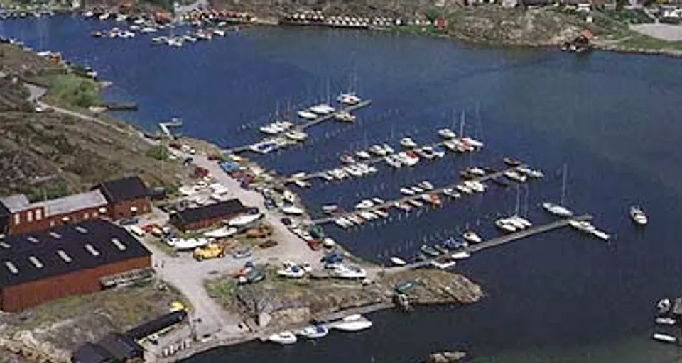 En flygbild av Grundsunds hamn med varv och båtar vid bryggorna. 