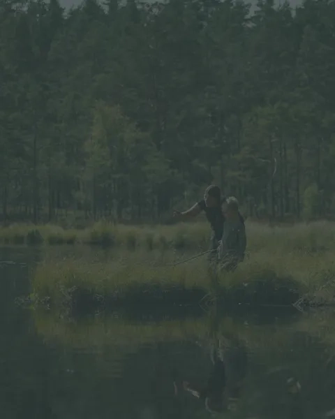 färgad bild av kvinna och barn som fiskar