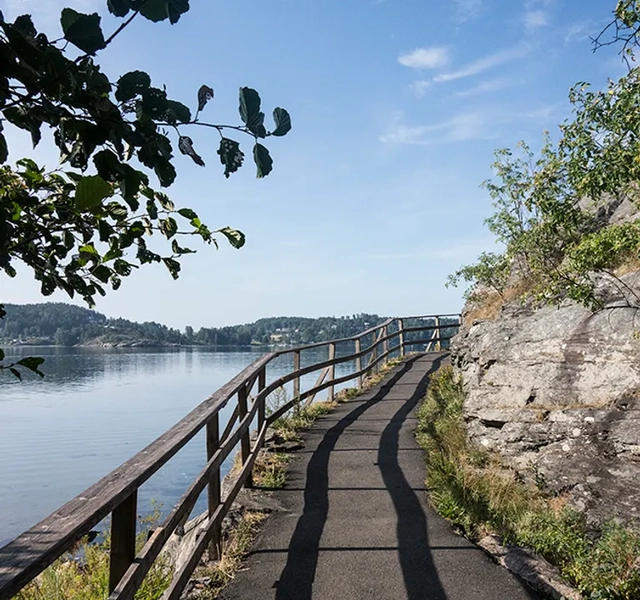 Gångväg längst vattnet 