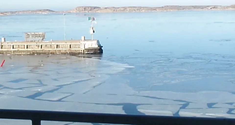 Utsikt över en frusen Gåsöfjord och vågbrytaren i Grundsund.