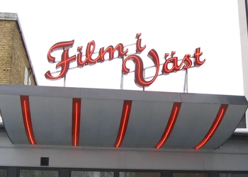 En byggnad med en neonskylt på.