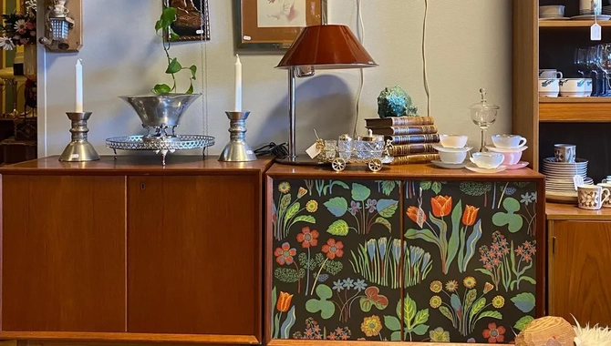 Ett rum med ett bord och ett skåp med en målning på.