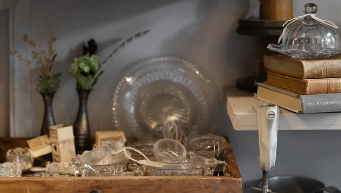 En hylla fylld med glas och andra föremål.