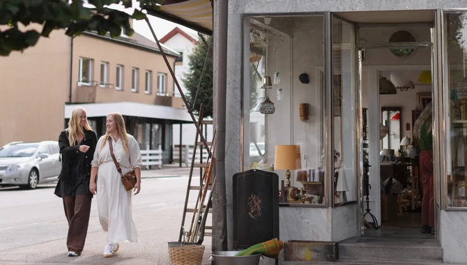 Några personer som går framför en byggnad.