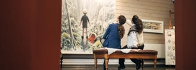 Två kvinnor besöker konsthallen hos Löfwings Atelje och Krog.