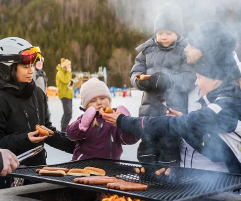 Barn åker skidor i Västsverige.