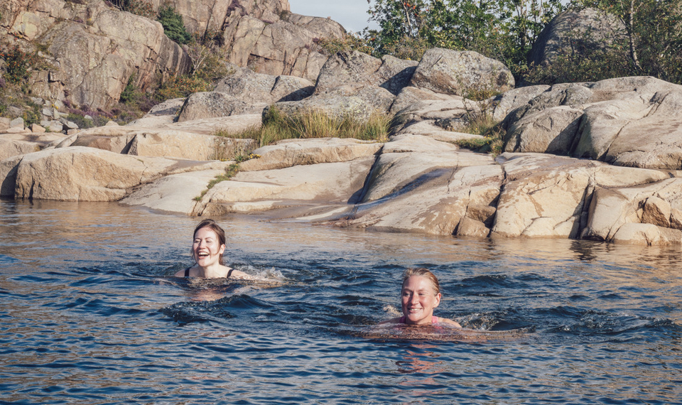 Kvinnor som badar i havet.