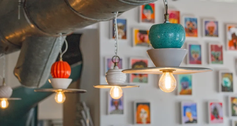 Lampor i taket på en restaurang.