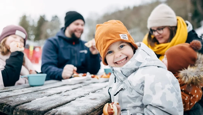 En grupp människor som sitter runt ett träbord.