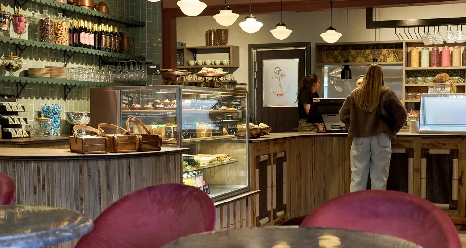 Cafédisk och en kvinna som handlar fika