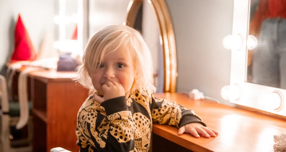 Flicka som sitter vid en disk i Barnene hus