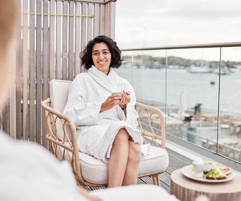 Skärgårdshotellet Hönö _x000D_
Två tjejer myser i badrockar på hotellets balkong