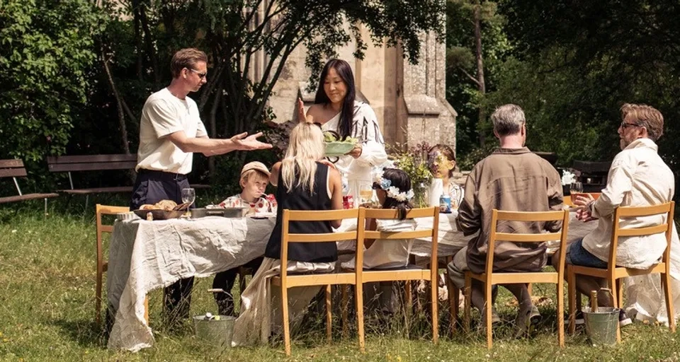 Ett uppdukat bord på gräsmattan framför Österplana Agriturismo