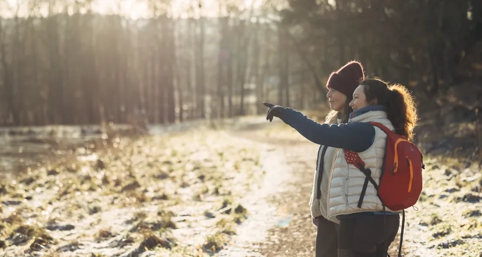 Två kvinnor vandrar på Rosenstigen.