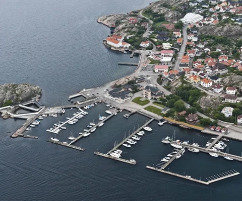 En flygbild av en hamn med båtar.