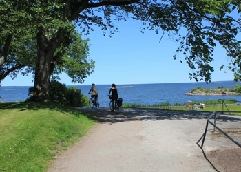 Några personer som cyklar på en grusväg.