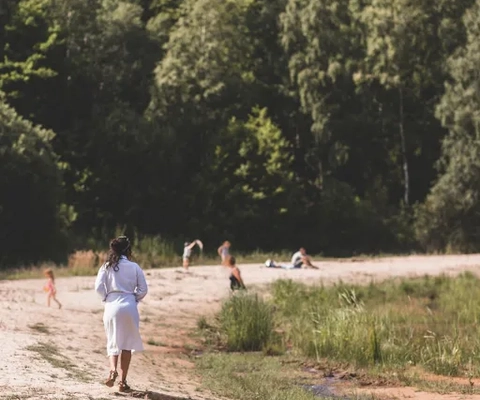 En person går på en strand