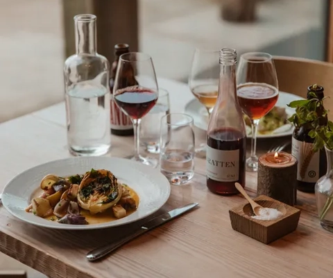 Tallrik med mat på restaurang