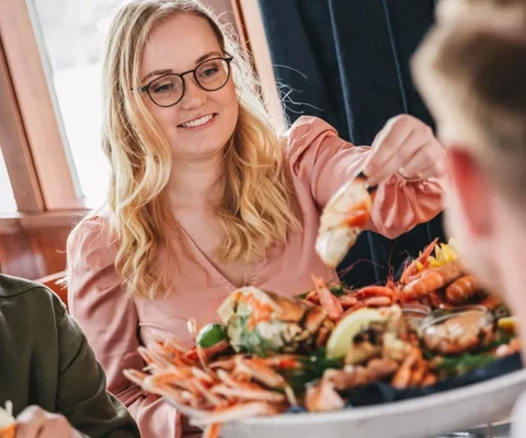 Vänner på Skaldjurskryssning i skärgården