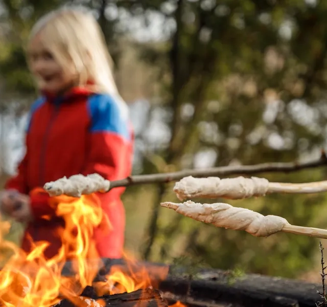 Familj som aktiverar sig utomhus och grillar hos Två Skyttlar.