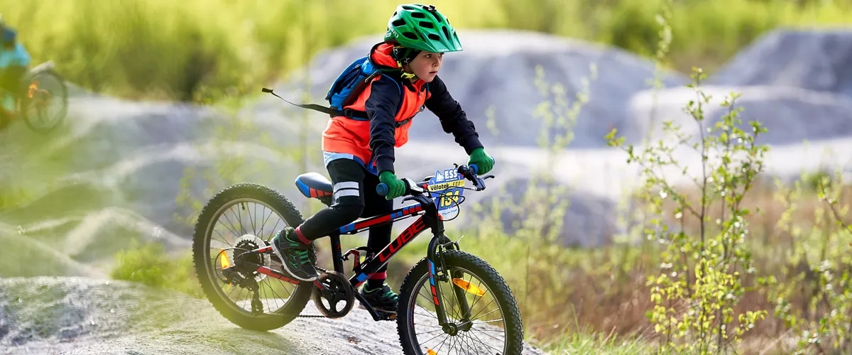 En kille cyklar i Lagunen Bikepark, Tjärndalen