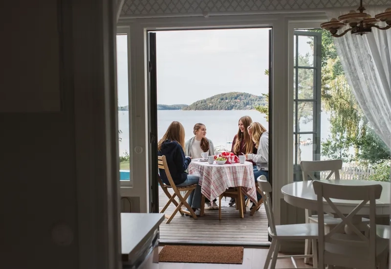 Ungdomar i utomhusmiljö.