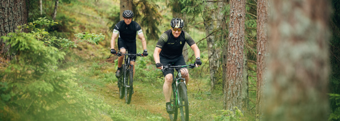 Människor som cyklar i ett naturområde.