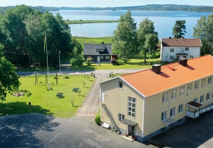 Naturskön panoramabild över Kalvs skolhus