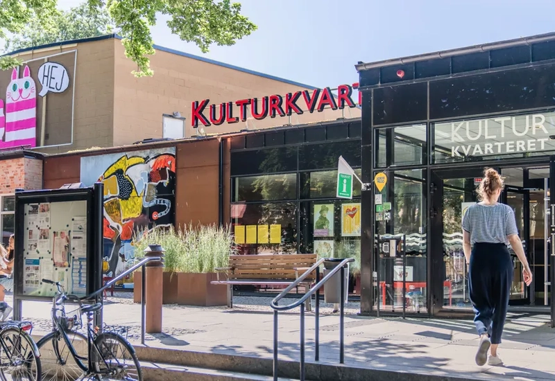 Kvinna på väg in på Kulturkvarteret i Hjo.