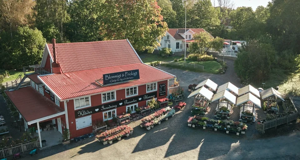 En flygbild av en röd byggnad med ett rött tak.