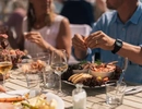 Skaldjurs äts på en restaurant.