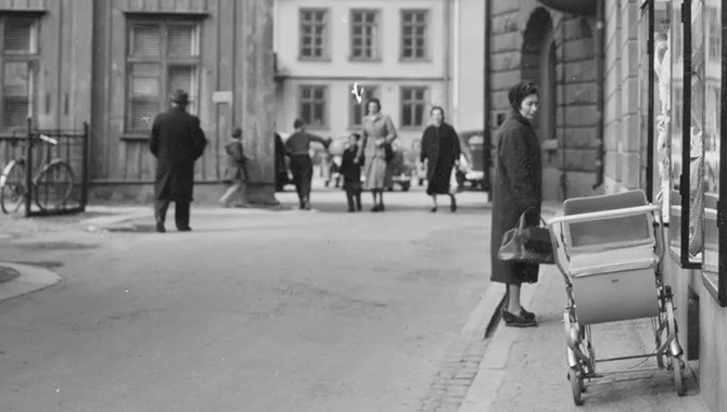 Gammalt foto på stadsmiljö i Skara, Klostergatan med människor
