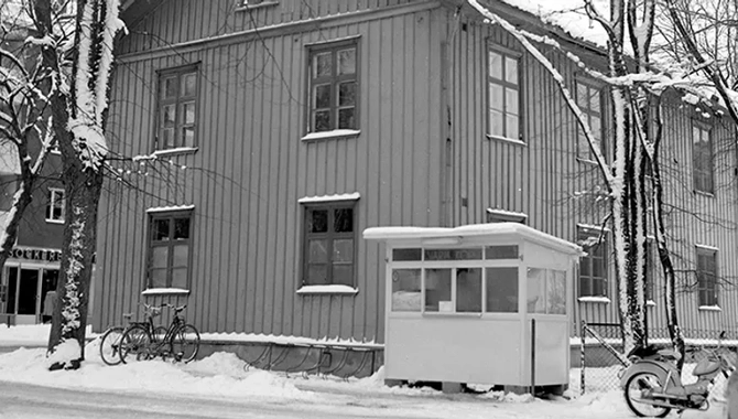 Gammalt foto på Margits-Kôrvmoj som fanns längs Skaraborgsgatan på 1970-talet i Skara