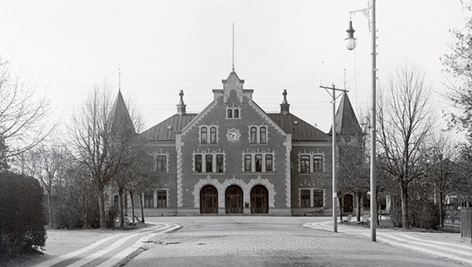Gammalt foto på järnvägsstationen i Skara