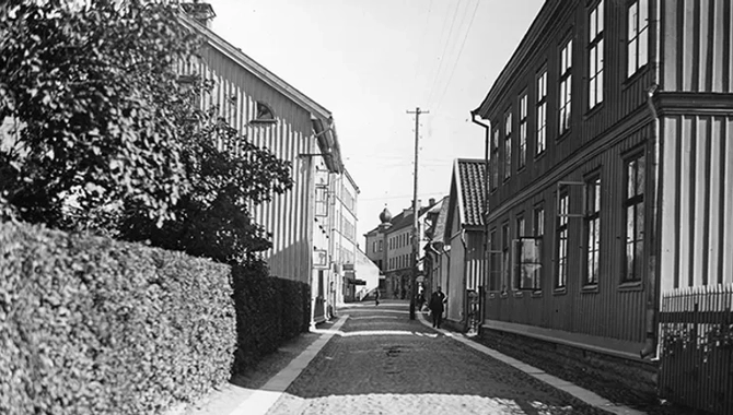 Gammalt foto på Klostergatans mynning i Skara