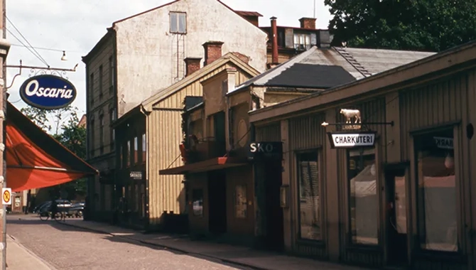 Äldre foto på Klostergatan 4 i Skara med byggnader och skoaffär