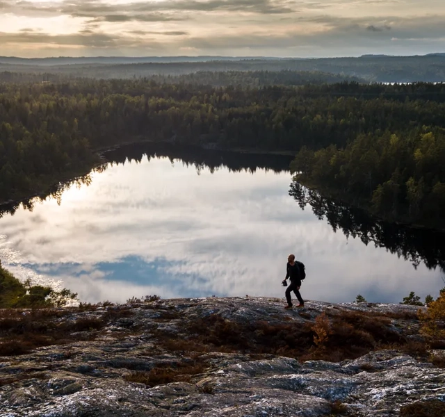 En man som vandrar på Sörknatten i Dalsland.