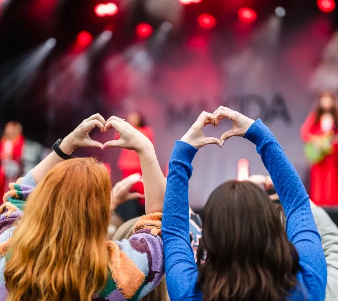 Vänner roar sig på en musikfestival.