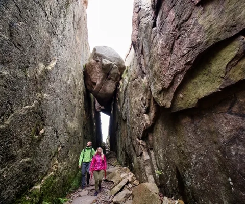Par går genom bergsklyfta