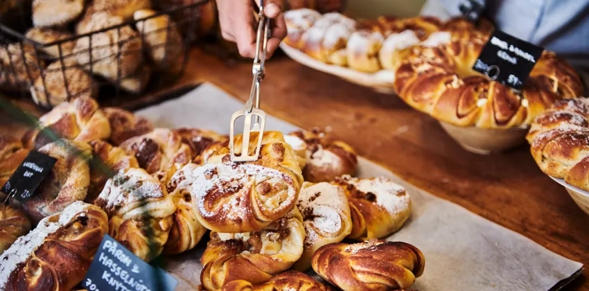 Ett bord täckt med massor av olika typer av bakverk.