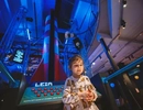 Flicka som experimenterar hos Innovatum Science center