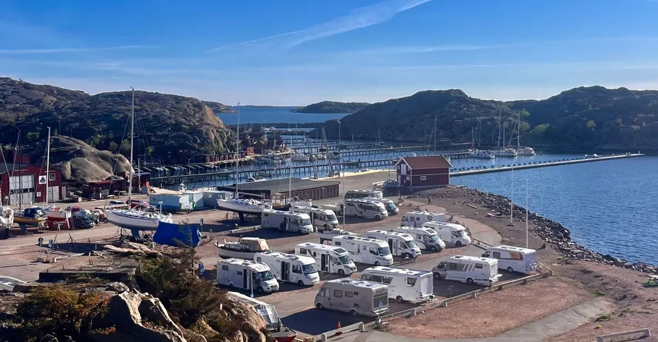 En småbåtshamn vid stranden av ett stort vattendrag.